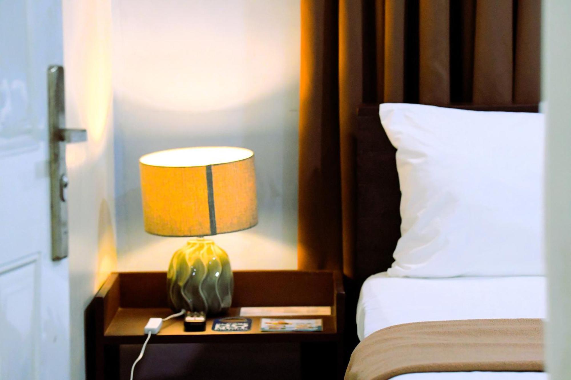 Arzo Hotel Makati Макати Экстерьер фото