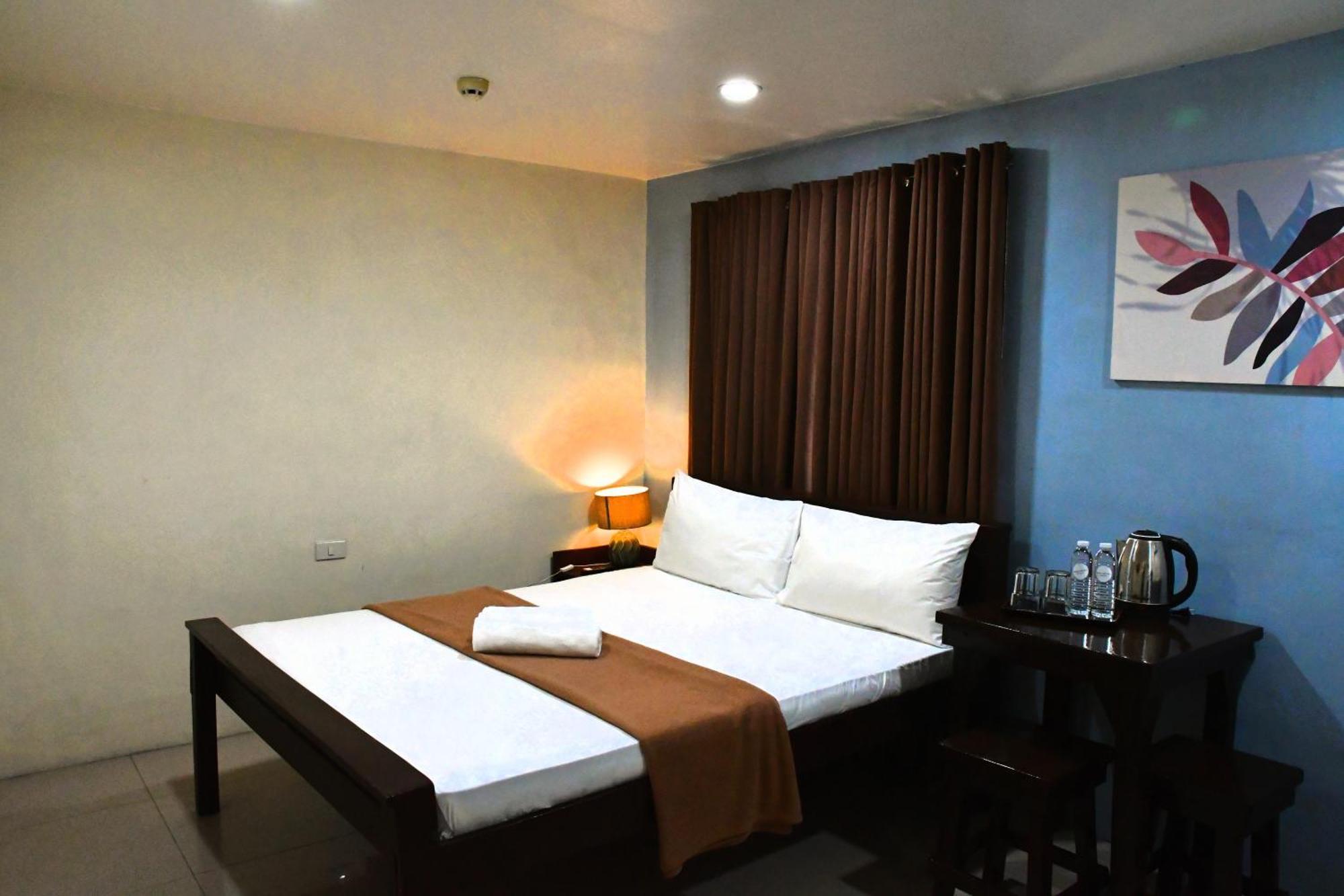 Arzo Hotel Makati Макати Экстерьер фото
