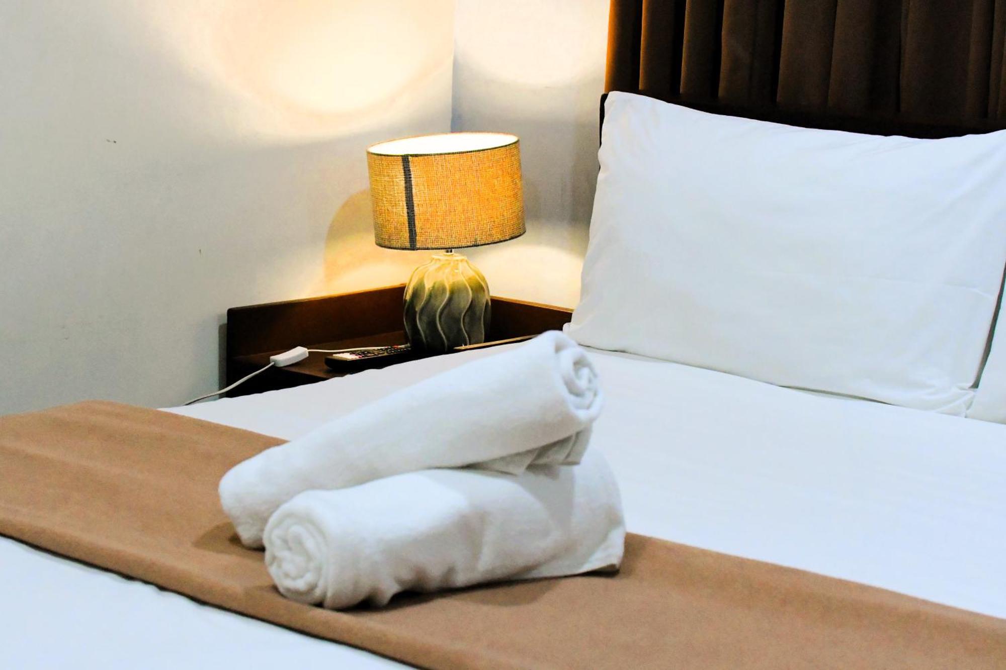 Arzo Hotel Makati Макати Экстерьер фото